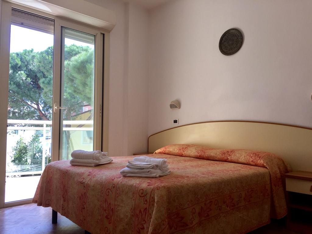Hotel Bamar Pinarella Exterior photo
